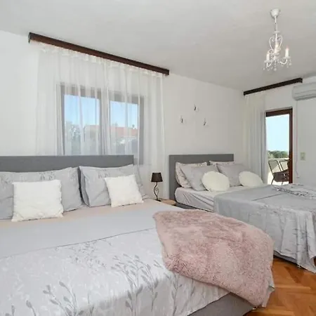 Apartment Spacious For 20 With Heated Pool And Stunning Views Trogir