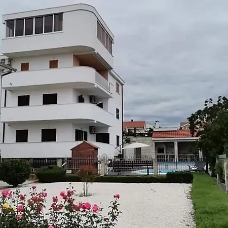 Spacious For 20 With Heated Pool And Stunning Views