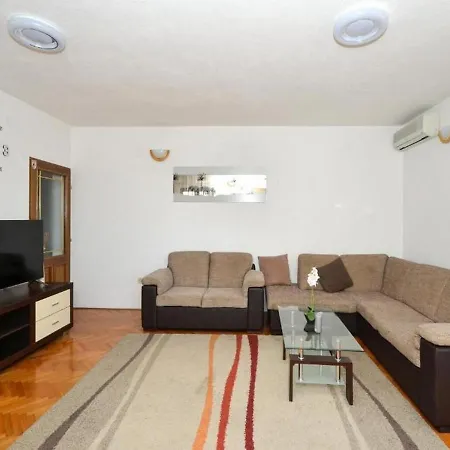 Spacious For 20 With Heated Pool And Stunning Views *