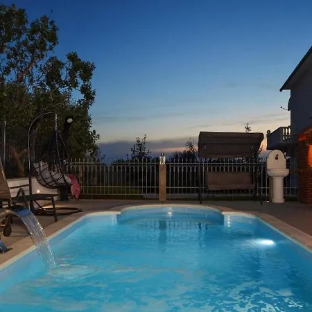 Spacious For 20 With Heated Pool And Stunning Views