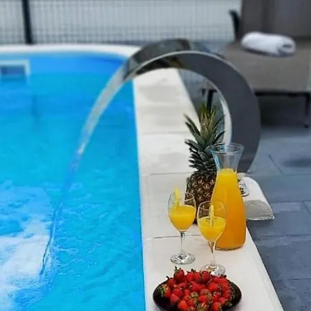 Spacious For 20 With Heated Pool And Stunning Views Apartment *
