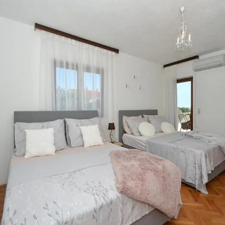 Spacious For 20 With Heated Pool And Stunning Views *